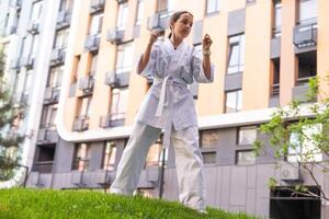 ragazza nel karatè taekwondo combattente posizione foto