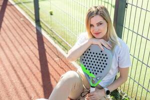 un' femmina pagaia tennis giocatore dopo giocando un' incontro. foto