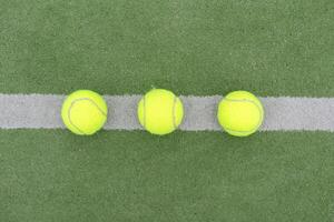 tennis palla su verde erba foto