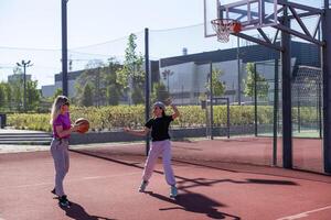 madre e figlia giocando pallacanestro. foto