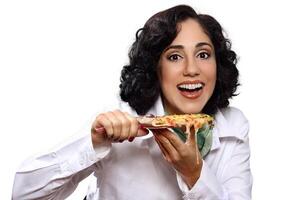 sorridente brunetta modello con sua pezzo di Pizza foto