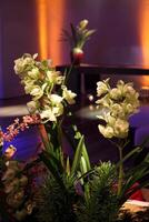 sofisticato festa decorazione con candele, fiori, tavoli e specializzato illuminazione foto