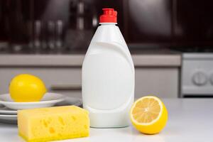 detergente, Limone e cucina spugna su il cucina tavolo. freschezza e purezza. avvicinamento. selettivo messa a fuoco. foto