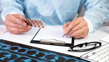 maschio medico scrive su un' prescrizione per trattamento un' paziente nel un' Ospedale. medicina e assistenza sanitaria. avvicinamento. foto