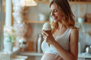 incinta giovane donna mangiare ghiaccio crema cono. foto