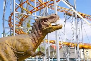 un' grande dinosauro statua attrazione nel parco foto