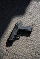 moderno semiautomatico pistola. armamento per il esercito e Polizia Stradale. a canna corta arma. grigio calcestruzzo sfondo. foto