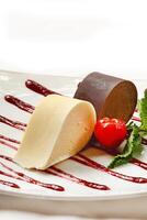 cioccolato mousse e bianca cioccolato mousse su piatto foto