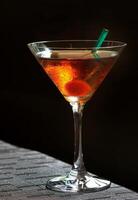 Manhattan, classico bevanda con Whisky, rosso vermut, angostura e ghiaccio foto