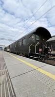 Polonia. Breslavia, marzo 10, 2024 Vintage ▾ treno con carrozze a il stazione foto