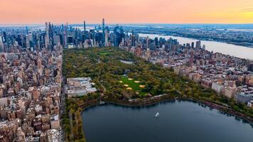 panoramico Visualizza di centrale parco nel il paesaggio urbano di nuovo York, il Stati Uniti d'America. aereo prospettiva. enorme città panorama a tramonto. foto