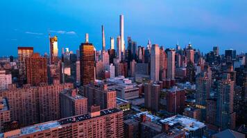 orizzonte di nuovo York a il lungomare di il est fiume nel nuovo York, il Stati Uniti d'America. fuco si avvicina il scenario di metropoli a tramonto. foto