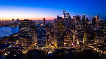 bellissimo città Visualizza con multiplo luci Su. nuovo York panorama a partire dal fuco foto sopra il est fiume. aereo Visualizza.