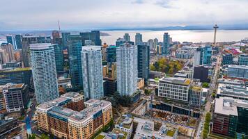 moderno architettura di sbalorditivo metropoli a partire dal fuco filmato. spettacolare grattacieli in piedi su nel il scenario di Seattle, Washington, il Stati Uniti d'America. foto