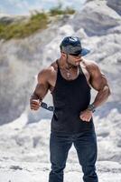 forte bodybuilder in piedi all'aperto. bello con forte addominali in posa. foto