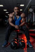 muscolare bello bodybuilder nel moderno palestra. forte fitness uomo con atletico corpo. foto