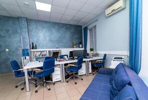 confortevole ufficio interno decorazione. moderno blu ufficio con divano. foto