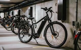 elettrico Bici ricarica nel pubblico parcheggio box auto. sostenibile mezzi di trasporto concetto. foto