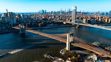 ponte nel il raggi di ambientazione sole. panoramico Visualizza di nuovo York a partire dal aereo prospettiva. foto