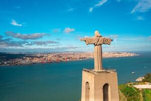 Cristo il re statua prospiciente tagus fiume e paesaggio urbano foto