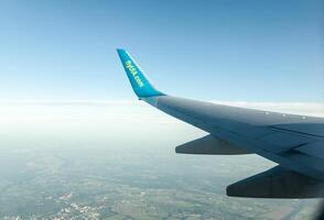 il Ali di il aereo ucraino internazionale le compagnie aeree siamo sopra il chiaro cielo a tramonto. foto