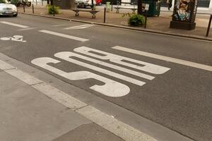 Parigi, Francia 02 giugno, 2018 autobus cartello su il strada foto