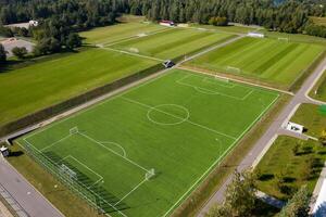superiore Visualizza di un' calcio campo con verde erba all'aperto nel estate foto