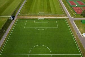 superiore Visualizza di un' calcio campo con verde erba all'aperto nel estate foto