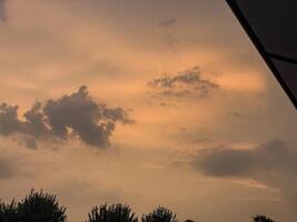 maestoso arancia cielo a tramonto foto
