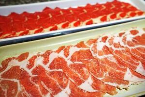 vicino su fresco e crudo Manzo e Maiale carne preparato per shabu Shabu, giapponese caldo pentola foto