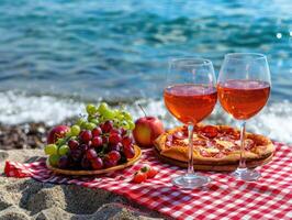 picnic su il spiaggia a tramonto con un' diffusione di fresco frutta, peperoni Pizza, e rosso vino. romantico estate cenare, cibo, e vino degustazione concetto con mare Visualizza. ai generazione foto