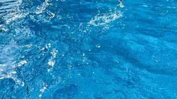 sfondo dinamico spruzzo di chiaro acqua la creazione di vorticoso onda nel blu acqua con goccioline sospeso nel movimento. pulito acqua concetto. foto