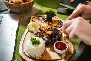 persona taglio su cibo su di legno taglio tavola foto