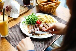 persona godendo un' piatto di cibo a un' ristorante foto