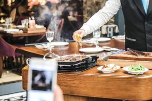 uomo preparazione cibo a contatore foto