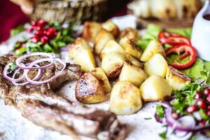 vicino su di un' carne e verdura piatto foto