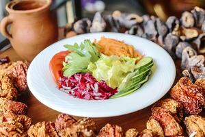 fresco insalata piatto con lattuga e carote foto