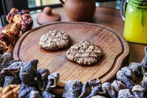 di legno vassoio con assortito biscotti e noccioline foto