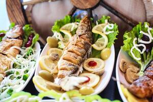 vicino su di vario delizioso piatti di cibo su un' tavolo foto