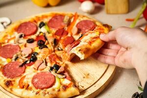 persona assunzione un' fetta di Pizza a un' ristorante foto