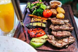 di legno taglio tavola con assortito carne e fresco verdure foto