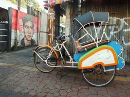 suracarta, centrale Giava, Indonesia aprile 11, 2024. Vintage ▾ becak veicolo è un' tradizionale pubblico mezzi di trasporto a partire dal Indonesia. foto