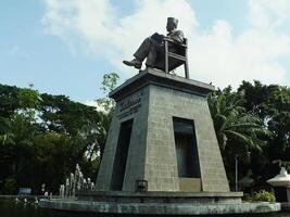 suracarta, centrale Giava, Indonesia aprile 11, 2024. il statua di Sig Soekarno seduta mentre lettura un' prenotare, statua di il primo Presidente di il republik Indonesia a manahan stadio. foto