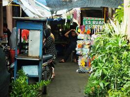 sukoharjo, centrale Giava, Indonesia, aprile 15, 2024 occupato le persone, venditore acquirente a gawok tradizionale mercato, collocato vicino surakarta città. un' lotto di contadino utensili era vendita su Questo mercato. foto