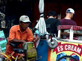 surakarta città, centrale Giava, Indonesia, aprile 15, 2024. notoharjo mercato. il Pulce mercato è collocato su il sobborgi di cittadina, sempre occupato con visitatori nel il mattina. acquisto e vendita Usato merce foto