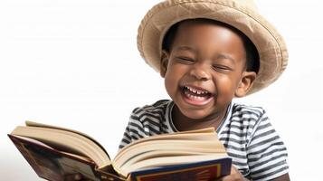 un' poco nero ragazzo indossare un' cappello è ridendo mentre lettura un' prenotare, isolato su bianca sfondo foto