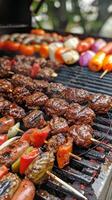 barbecue cucinare, un' griglia pieno con delizioso cibo come come hamburger, caldo cani, kebab e grigliato verdure foto