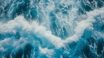 schiumoso onde rotolamento su nel oceano. foto