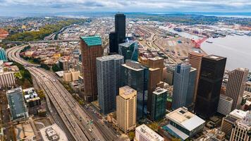 moderno architettura di sbalorditivo metropoli a partire dal fuco filmato. spettacolare grattacieli in piedi su nel il scenario di Seattle, Washington, il Stati Uniti d'America. foto