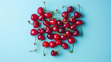 cuore forma fatto a partire dal maturo ciliegia frutta su un' blu sfondo. foto